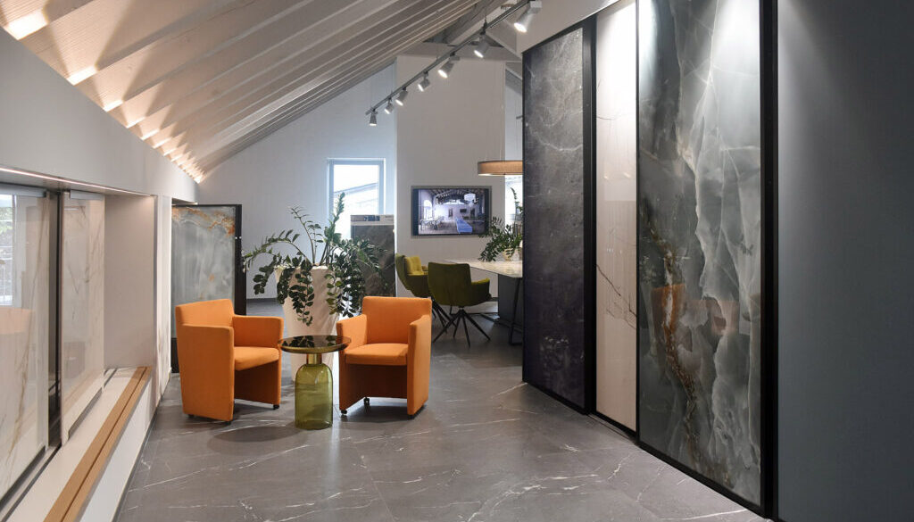 Umbau-2024-OG_1-1-Marmorwand-retuschiert_klein_RGB