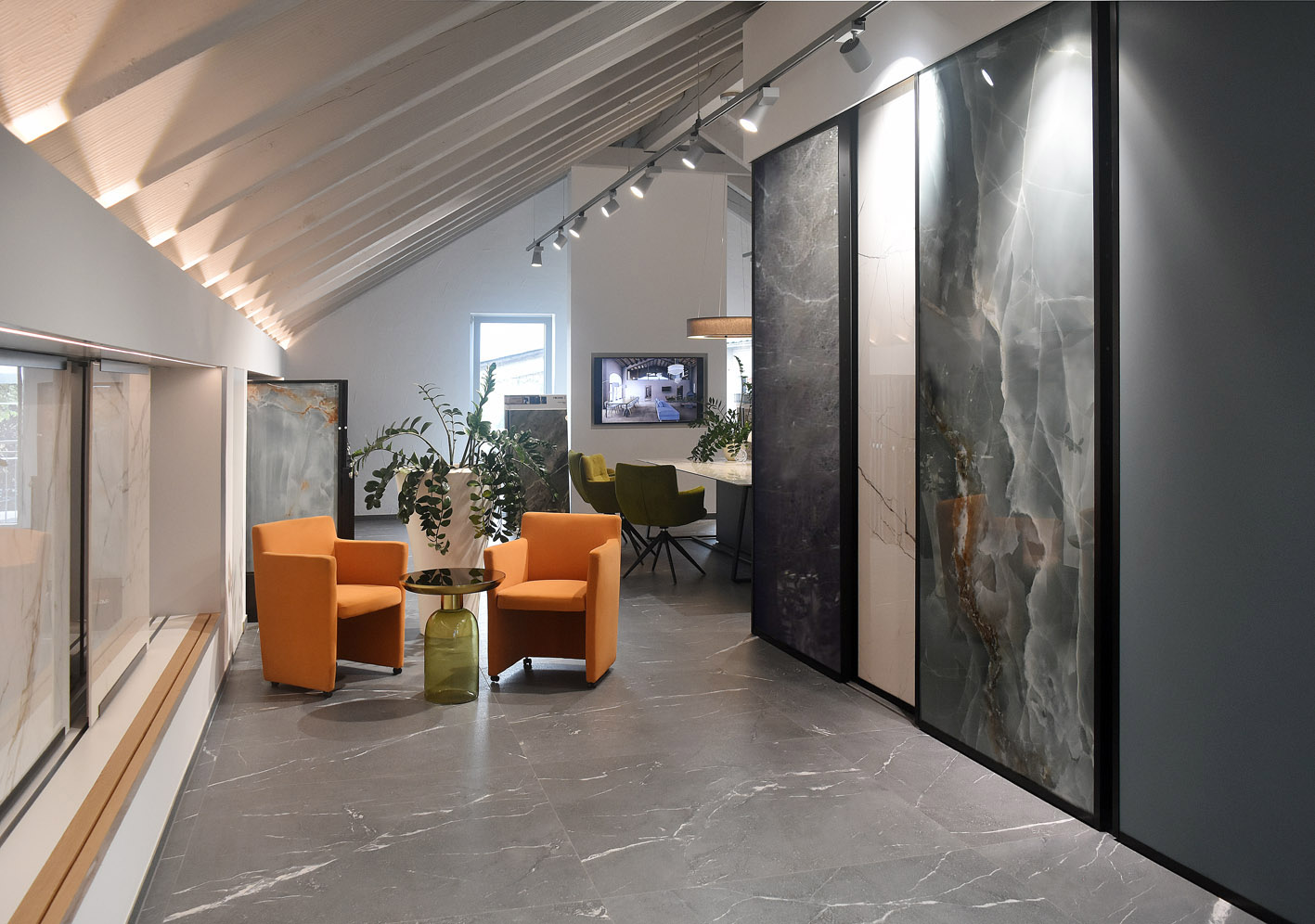 Umbau-2024-OG_1-1-Marmorwand-retuschiert_klein_RGB